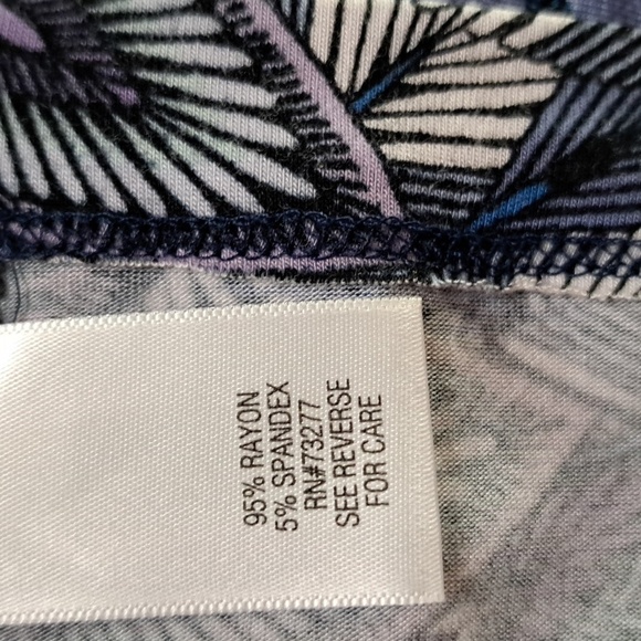 Croft & Barrow Women's Feather Print V-Neck Short Sleeve Top Plus Size 1X - Picture 6 of 9